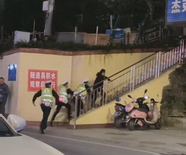 成都通報用警棍控制醉酒司機事件，理性看待警察執(zhí)法行為，成都通報警察用警棍控制醉酒司機事件，理性審視警察執(zhí)法行為