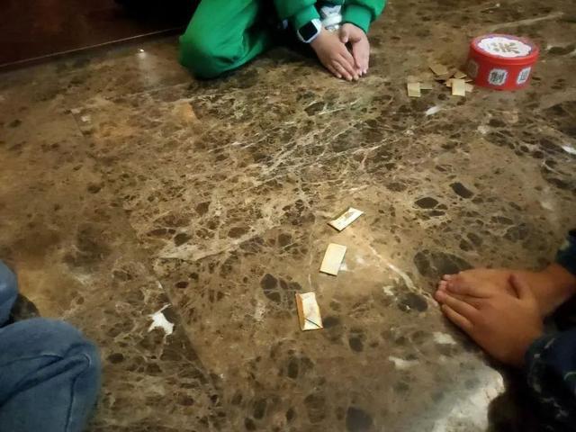 警惕！八歲小學(xué)生沉迷拍煙卡致手指潰爛，八歲小學(xué)生沉迷拍煙卡引發(fā)手指潰爛警示