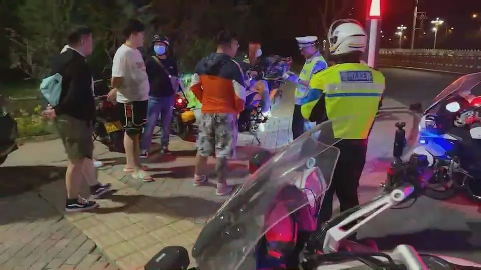 交警粗暴執(zhí)法引眾怒？辟謠與公正執(zhí)法的呼聲，交警執(zhí)法爭議背后的辟謠與公正呼聲