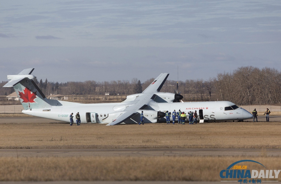加拿大一客機遭遇起落架故障危機，航空安全挑戰(zhàn)與應對策略，加拿大客機起落架故障引發(fā)航空安全挑戰(zhàn)，應對策略探討