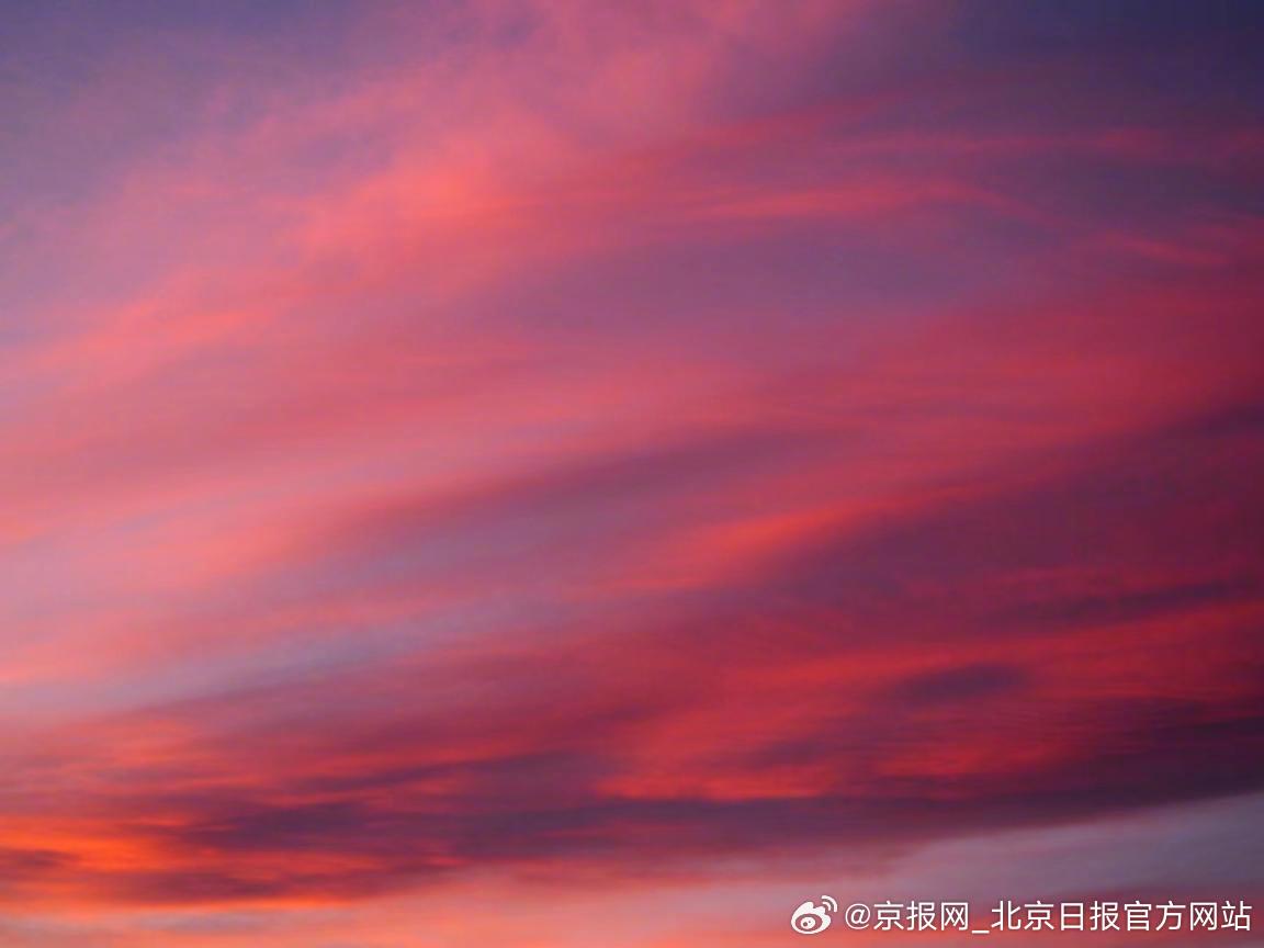 北京深紅色朝霞，城市之醒與心靈之暉，北京朝霞映照，城市覺醒與心靈的光輝