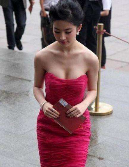 劉亦菲溜肩照片，美與爭(zhēng)議的背后，劉亦菲溜肩照片，美背后的爭(zhēng)議焦點(diǎn)