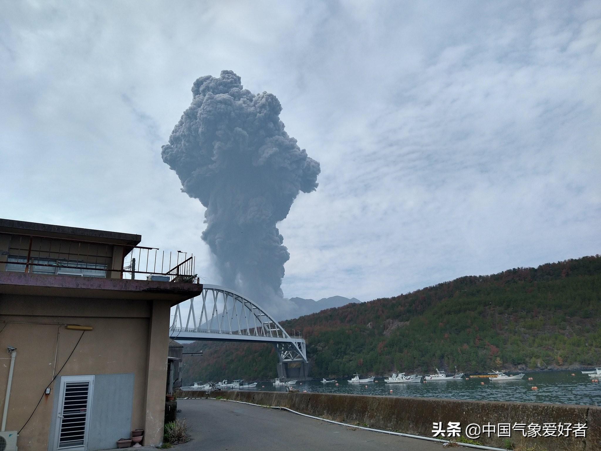 日本火山噴發(fā)灰柱高達(dá)3400米，熱力的震撼與自然的威力，日本火山噴發(fā)壯觀灰柱直沖云霄，自然威力震撼展現(xiàn)