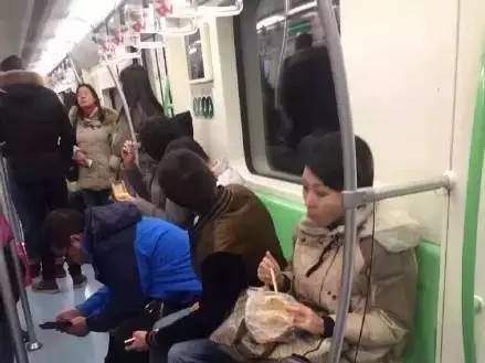 美國女子在地鐵上被男子點(diǎn)燃身亡，悲劇背后的深思，地鐵悲劇，女子被點(diǎn)燃身亡事件背后的深思