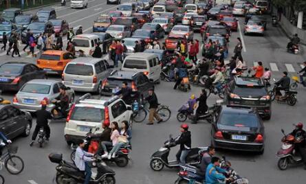 電動(dòng)車數(shù)量激增導(dǎo)致的校園擁堵問題探究，校園電動(dòng)車數(shù)量激增引發(fā)的擁堵問題探究