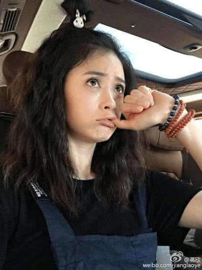 蔣欣路邊攤連吃12只生蠔，美食背后的故事與啟示，蔣欣路邊攤生蠔大吃，美食背后的故事與人生啟示