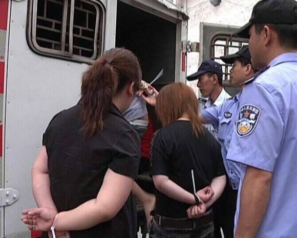 女子為正義揮劍，哥哥刺死拖欠工資的老賴?yán)习灞慌行?，女子揮劍捍衛(wèi)正義，兄妹聯(lián)手制裁拖欠工資的無良老板被判刑