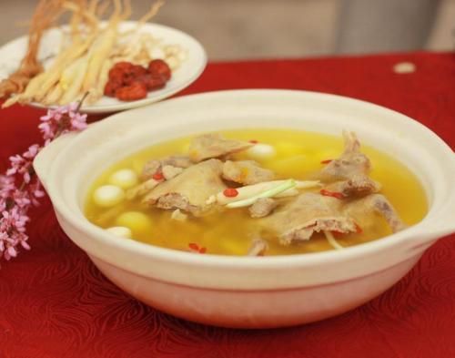 燉雞湯的美味秘訣，材料搭配與烹飪技巧，燉雞湯的完美秘訣，材料搭配、烹飪技巧與美味呈現(xiàn)