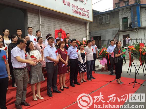 有人通過婚介成功了嗎？探究婚姻介紹機(jī)構(gòu)的成功之路，婚姻介紹機(jī)構(gòu)的成功之路，有人通過婚介找到了幸福伴侶嗎？