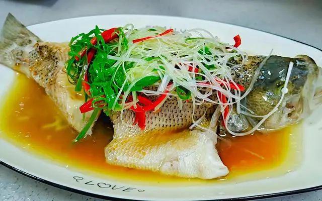 清蒸魚，傳統(tǒng)美食的制作方法與步驟，清蒸魚，傳統(tǒng)美食制作詳解