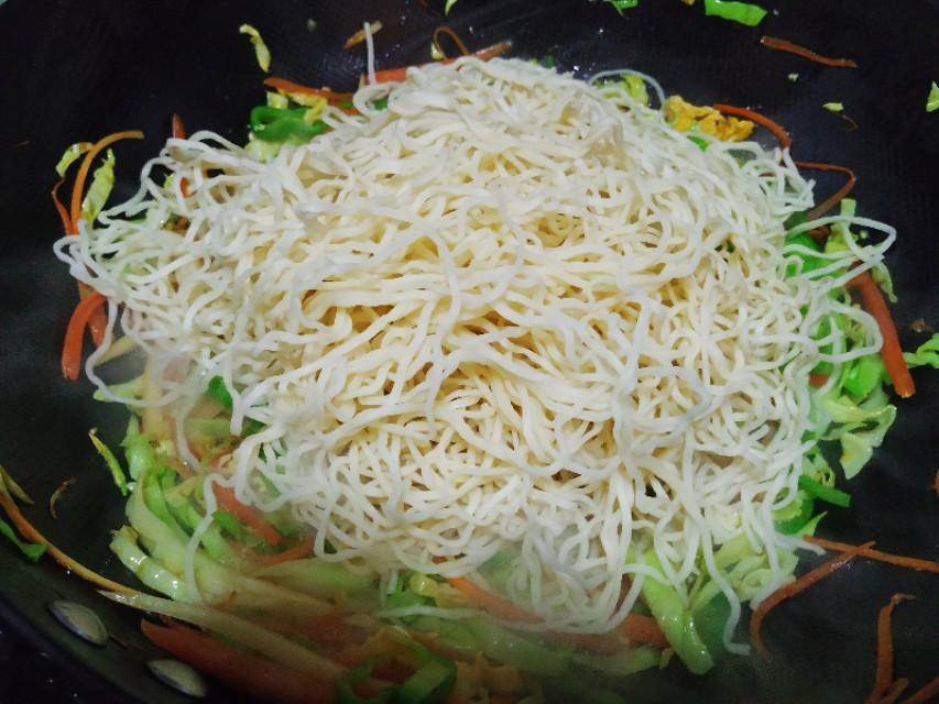 家常炒面的做法，簡單又美味，家常炒面做法，簡單美味，一學(xué)就會(huì)！