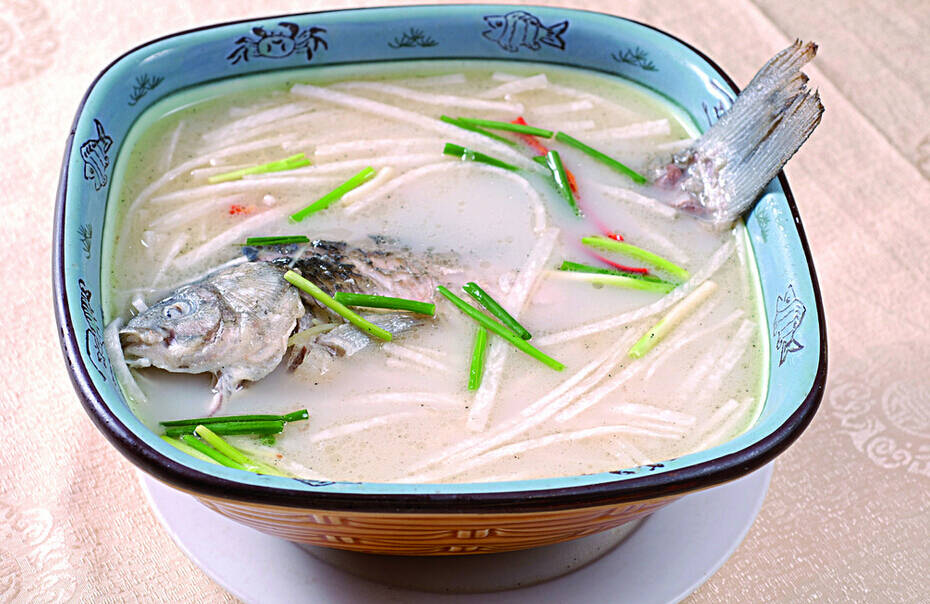鯽魚(yú)湯的做法，一道美味養(yǎng)生的傳統(tǒng)佳肴，鯽魚(yú)湯，傳統(tǒng)美味養(yǎng)生佳肴做法揭秘