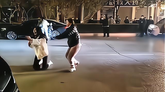 葉婷當(dāng)街脫褲子事件，公眾應(yīng)理性看待，尊重個(gè)人隱私與法治精神，葉婷事件，公眾應(yīng)理性對(duì)待，維護(hù)隱私與法治原則