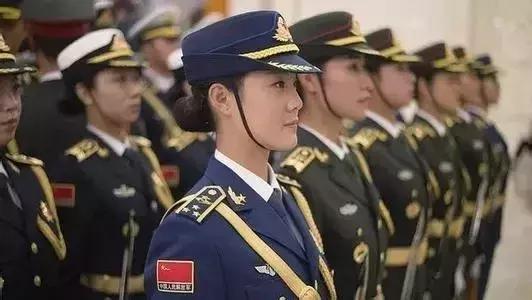 超清2019女兵閱兵，展現(xiàn)新時(shí)代巾幗英雄風(fēng)采，新時(shí)代巾幗英雄風(fēng)采，超清2019女兵閱兵展風(fēng)采