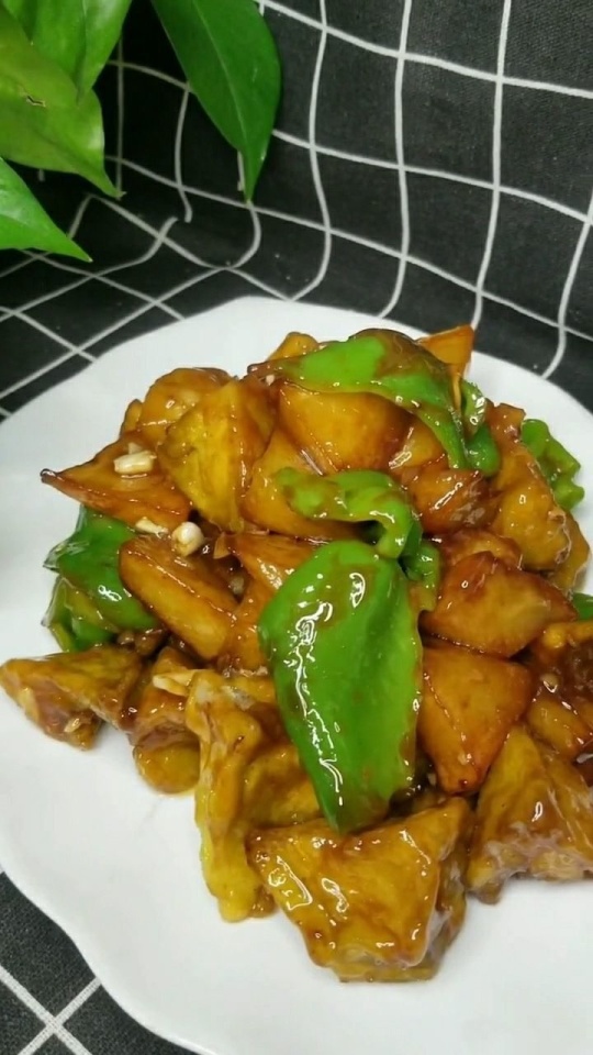 紅燒地三鮮，一道傳統(tǒng)美食的完美詮釋，紅燒地三鮮，傳統(tǒng)美食的完美演繹