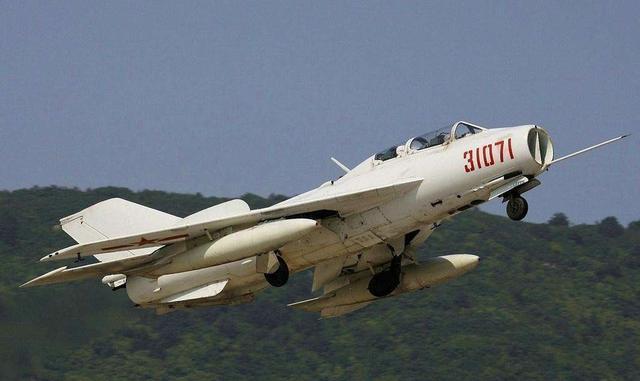 殲-16戰(zhàn)斗機(jī)深度介紹，殲-16戰(zhàn)斗機(jī)的全面解析與深度介紹