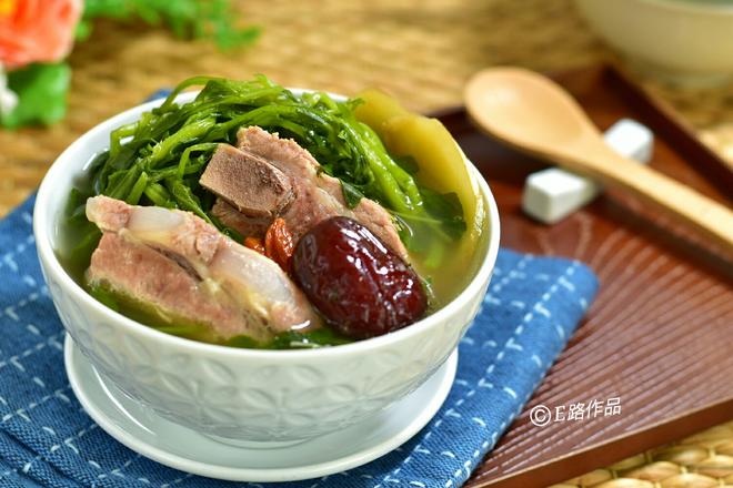 臘鴨頭西洋菜豬骨湯——傳統(tǒng)美食與現(xiàn)代烹飪的融合，臘鴨頭西洋菜豬骨湯，傳統(tǒng)與現(xiàn)代的烹飪交融之美