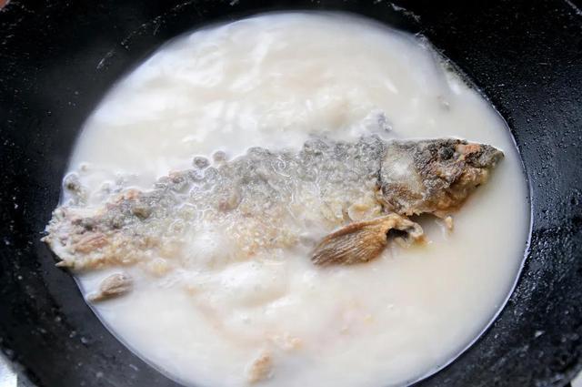燉魚最忌三種調(diào)料，揭秘廚房中的禁忌，廚房小貼士，燉魚時(shí)三種禁忌調(diào)料揭秘