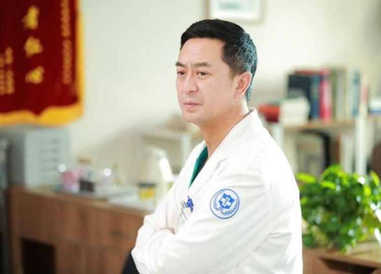 張嘉譯的強直性脊柱炎治療之路，張嘉譯的強直性脊柱炎治療之路探索
