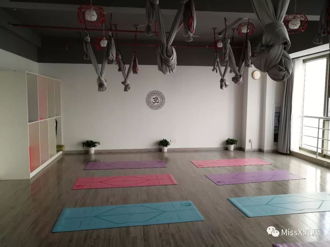 瑜伽館，自主開設(shè)還是加盟，如何抉擇？，瑜伽館經(jīng)營之路，自主開設(shè)還是加盟，如何做出明智抉擇？