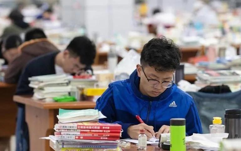 學(xué)歷提升，探索個人成長的階梯，學(xué)歷提升，個人成長階梯的探索