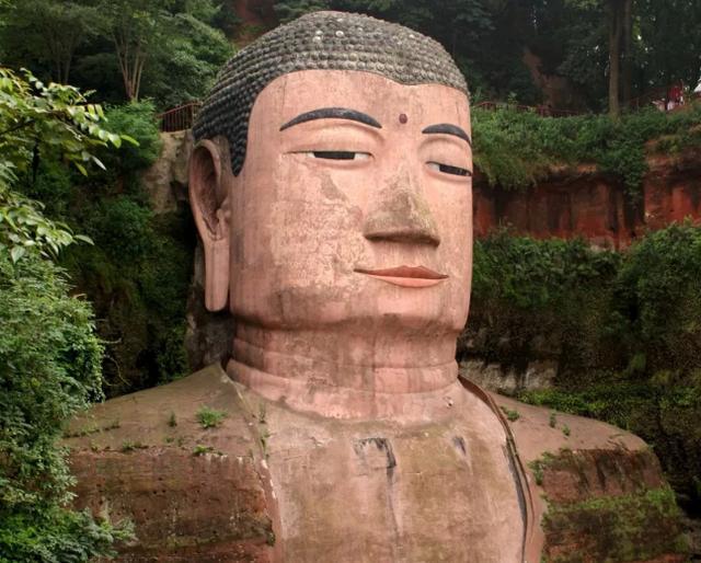 神秘現(xiàn)象揭秘，樂山大佛為何閉眼？，樂山大佛閉眼之謎，神秘現(xiàn)象揭秘