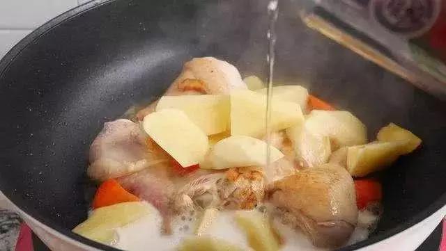 燉雞最忌諱放三樣?xùn)|西，燉雞三大忌諱配料，揭秘?zé)蹼u時不宜添加的三類食材
