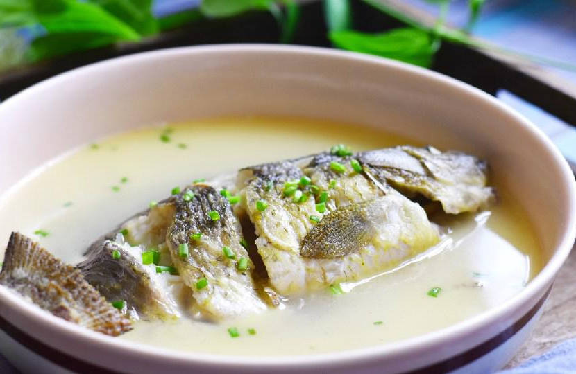 鯽魚(yú)湯的做法，又白又濃的美味佳肴，鯽魚(yú)湯，又白又濃的美味佳肴做法分享