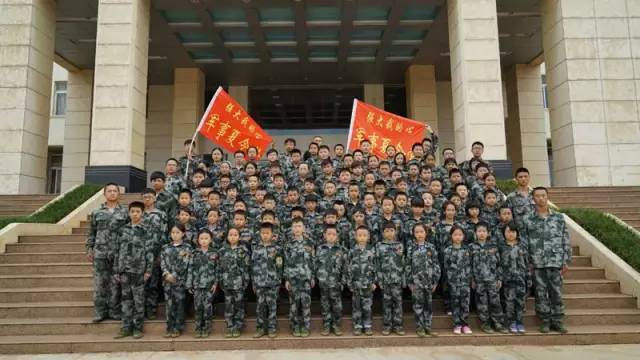 軍事夏令營背景圖片，體驗、鍛煉與成長，軍事夏令營，體驗、鍛煉與成長之旅的震撼背景圖片展示