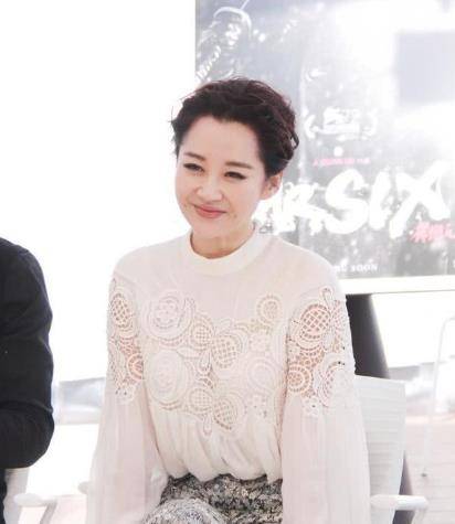 許晴，51歲的坦然承認(rèn)，人生的另一種美麗，許晴，51歲的坦然面對(duì)人生之美