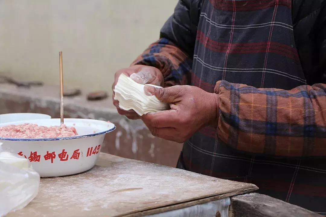 一手一捏，一個(gè)小餛飩的故事，捏制小餛飩，一段手與故事的溫馨邂逅