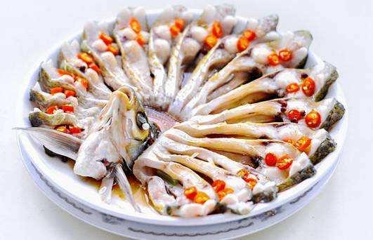 怎樣做清蒸魚又嫩又好吃，如何蒸制鮮嫩可口的清蒸魚？