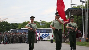 軍事夏令營(yíng)宣傳口號(hào)——體驗(yàn)榮耀，鑄就未來(lái)戰(zhàn)士的搖籃，體驗(yàn)榮耀，軍事夏令營(yíng)培育未來(lái)戰(zhàn)士的搖籃！