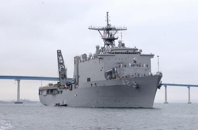 世界上最大的船塢登陸艦，探索巨型工程的奇跡，探索巨型工程奇跡，全球最大的船塢登陸艦揭秘