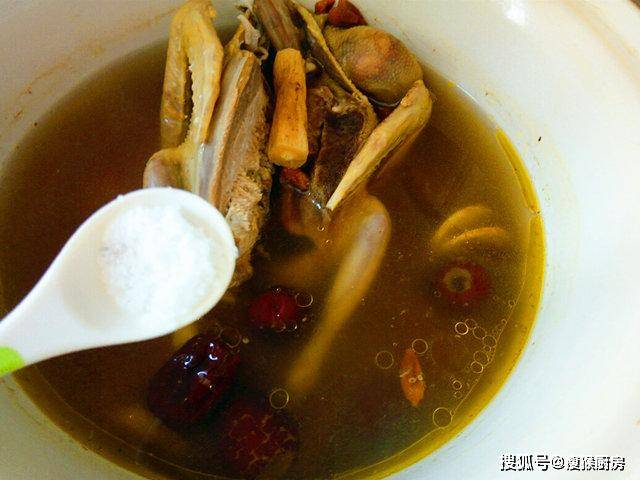 怎樣燉鴿子湯有營(yíng)養(yǎng)又好吃，燉鴿子湯，營(yíng)養(yǎng)美味，秘訣大揭秘