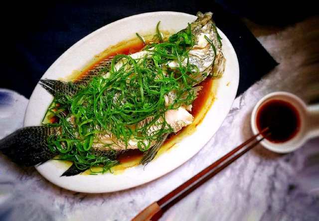 如何蒸魚(yú)好吃又簡(jiǎn)單，簡(jiǎn)單蒸魚(yú)秘訣，美味可口輕松上手
