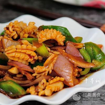 魷魚炒洋蔥，一道美味海鮮家常菜的烹飪方法，魷魚炒洋蔥，美味海鮮家常菜的烹飪技巧