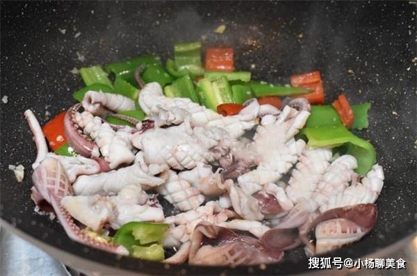 炒魷魚需要焯水嗎？——魷魚烹飪中的一道工序探討，炒魷魚需焯水嗎？探討魷魚烹飪工序