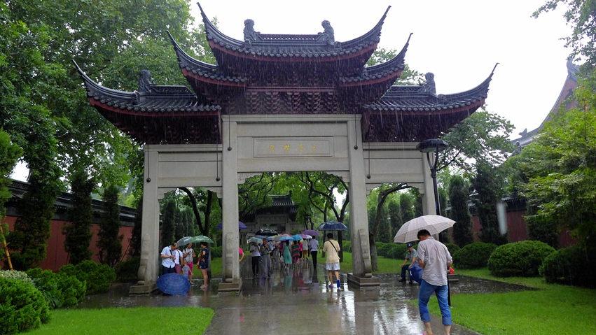 三潭印月的意思及其文化魅力，三潭印月，詩意解析與文化魅力探尋
