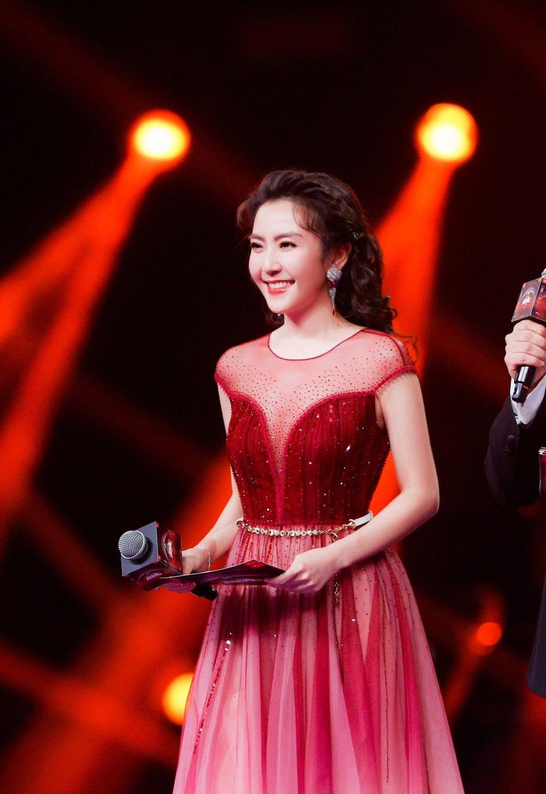 美女征婚圖片，探尋現(xiàn)代婚戀新風(fēng)尚，美女征婚圖片探尋現(xiàn)代婚戀新風(fēng)尚的魅力風(fēng)采