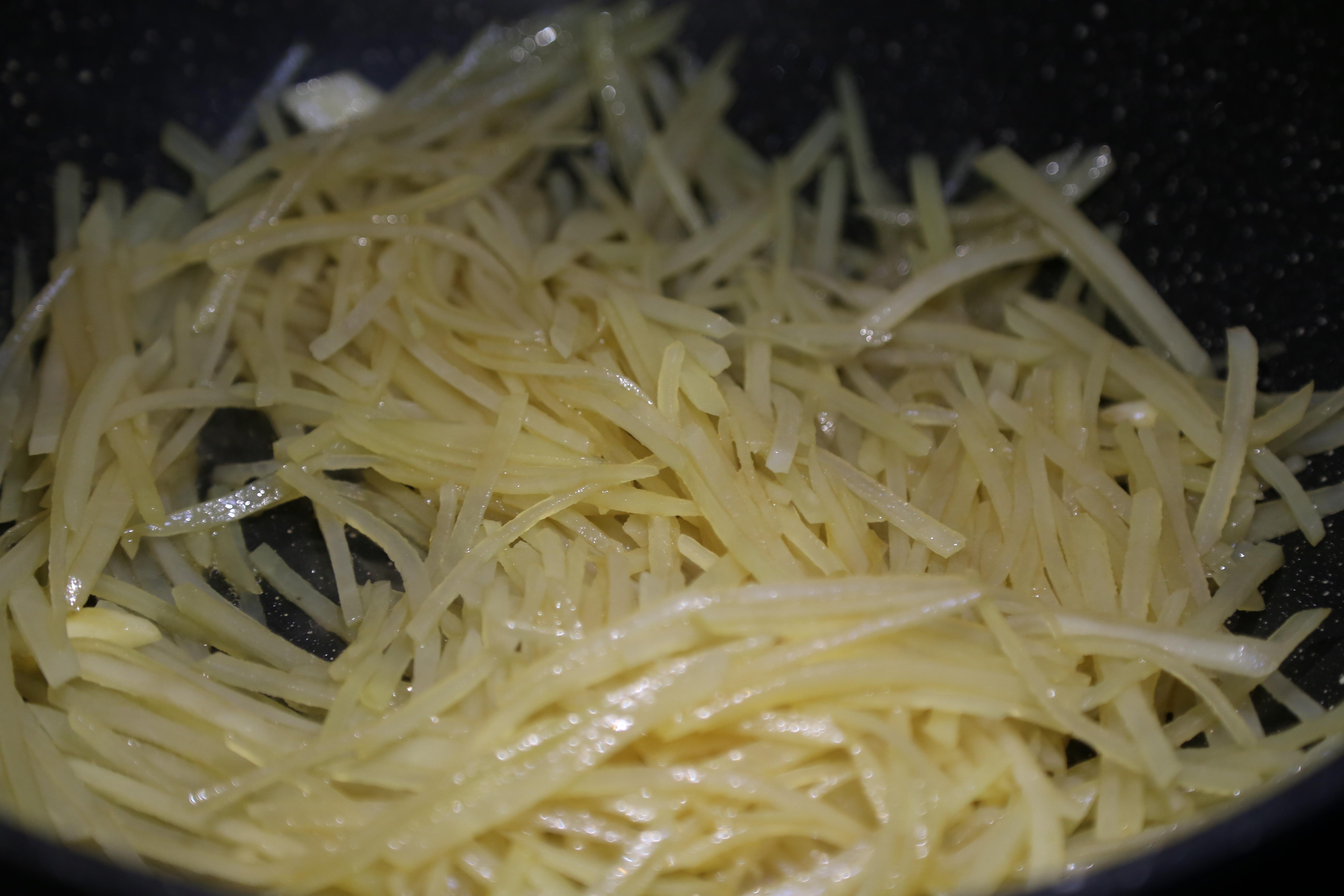 醋溜土豆絲，一道家常美食的魅力與故事，醋溜土豆絲，家常美食的魅力與傳奇故事