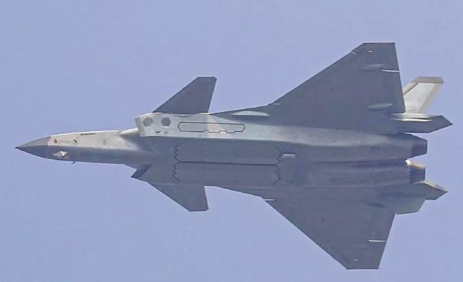 殲-20與殲-35，兩款戰(zhàn)斗機(jī)的區(qū)別，殲-20與殲-35戰(zhàn)斗機(jī)，性能差異解析