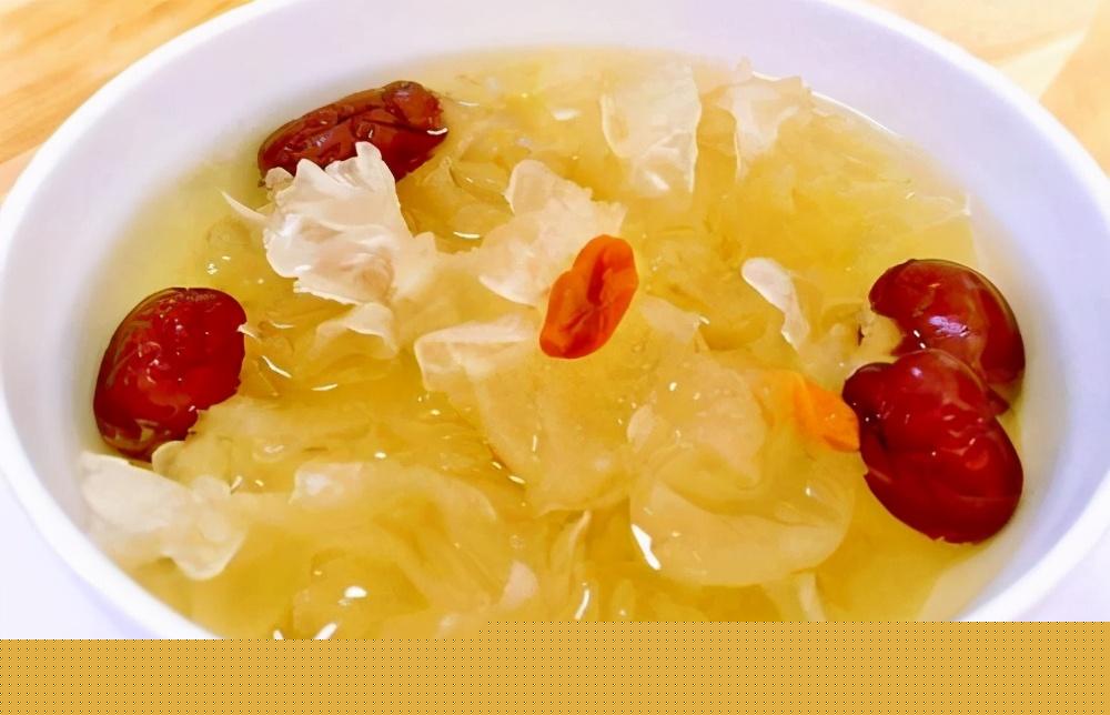 銀耳湯四種人不宜喝——關(guān)于飲食健康的深度探討，銀耳湯不適宜四類人飲用，飲食健康深度解析