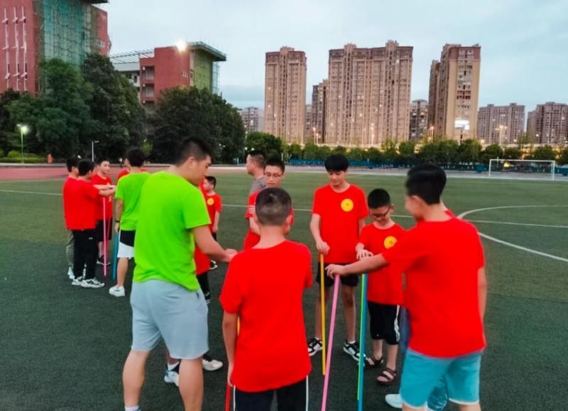 軍事夏令營(yíng)手抄報(bào)，體驗(yàn)軍旅生活，培養(yǎng)綜合素質(zhì)，軍事夏令營(yíng)體驗(yàn)之旅，軍旅生活與綜合素質(zhì)培養(yǎng)手抄報(bào)展示