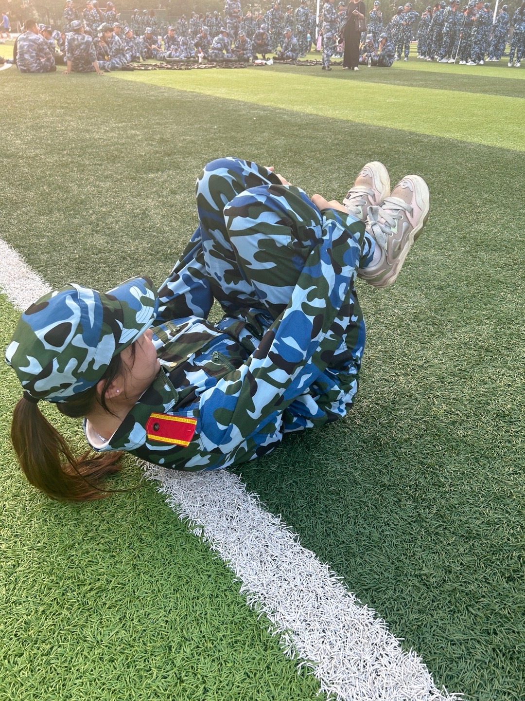 軍訓(xùn)中的大白兔，蹦出青春活力與成長(zhǎng)的力量，軍訓(xùn)中的大白兔，青春活力與成長(zhǎng)力量的展現(xiàn)