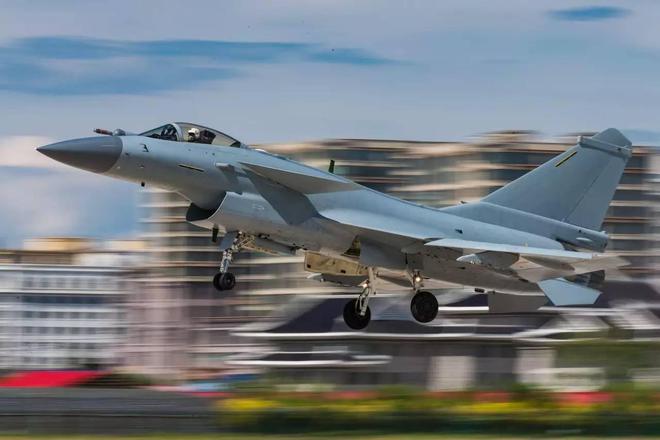 殲-10、殲-11與殲-16的區(qū)別，中國(guó)空軍現(xiàn)代化進(jìn)程中的戰(zhàn)斗機(jī)演變，中國(guó)空軍現(xiàn)代化進(jìn)程中的戰(zhàn)斗機(jī)演變，殲-10、殲-11與殲-16的區(qū)別探究