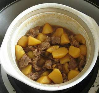 牛肉燉土豆，一道家常美食的魅力與制作方法，家常美食探秘，牛肉燉土豆的魅力與制作方法解析