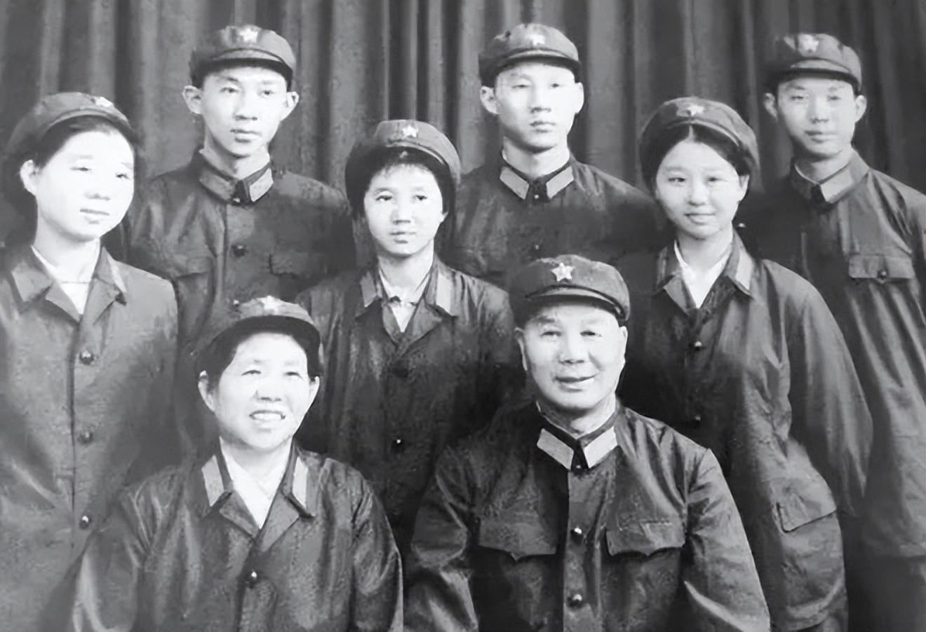 中國人民武裝警察部隊領(lǐng)導(dǎo)，引領(lǐng)與擔(dān)當(dāng)，中國人民武裝警察部隊的領(lǐng)導(dǎo)力量，引領(lǐng)與擔(dān)當(dāng)?shù)碾p重角色