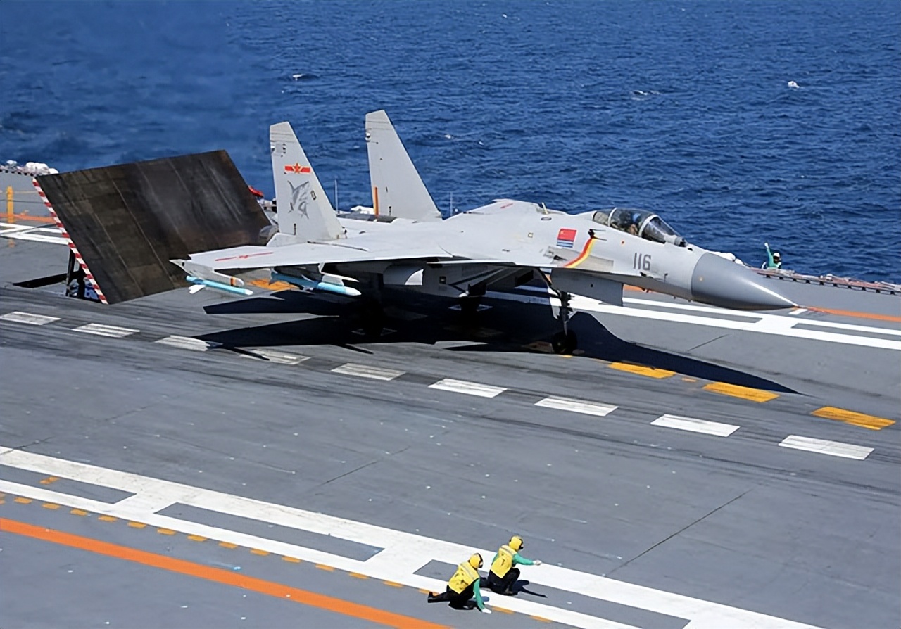殲-15戰(zhàn)斗機(jī)與英勇飛行員，中國空中力量的璀璨明珠，殲-15戰(zhàn)斗機(jī)與英勇飛行員，中國空中力量的輝煌篇章
