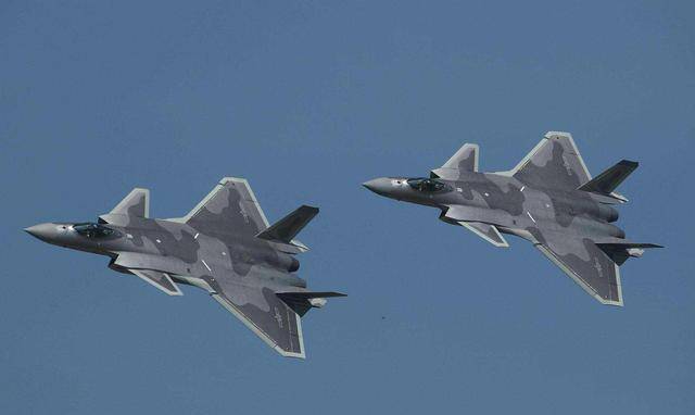 殲-20與F-22，究竟誰(shuí)更勝一籌？深度探討兩大頂尖戰(zhàn)機(jī)的優(yōu)劣對(duì)比，殲-20與F-22，頂尖戰(zhàn)機(jī)優(yōu)劣深度對(duì)比